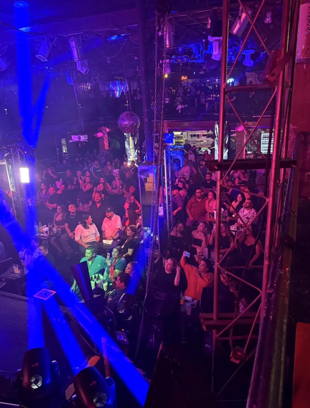El público llenando KOKOMO, vista desde arriba