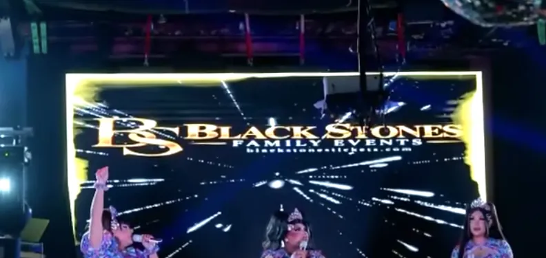 Las Koketas con el logo de Black Stones de fondo