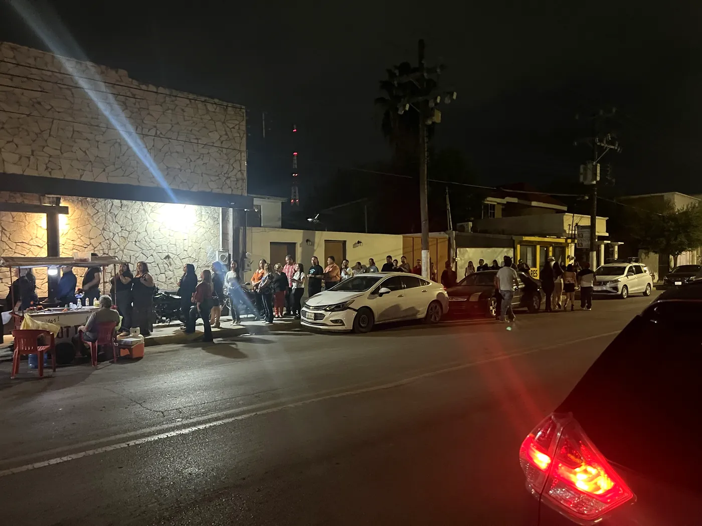 Fila de asistentes esperando para entrar